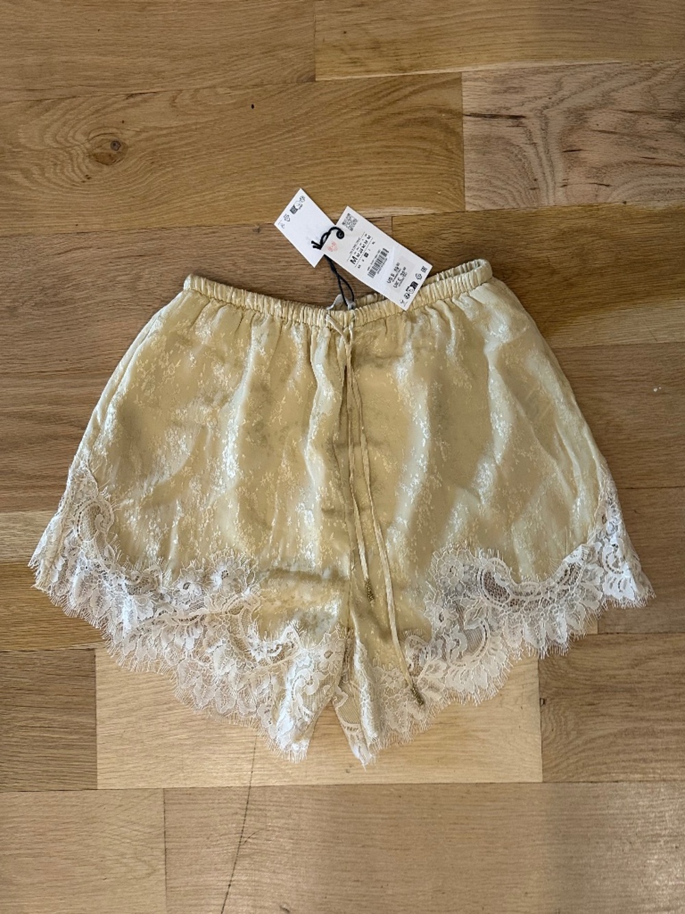 Zara Butter Yellow Lace Short in Size M NWT
